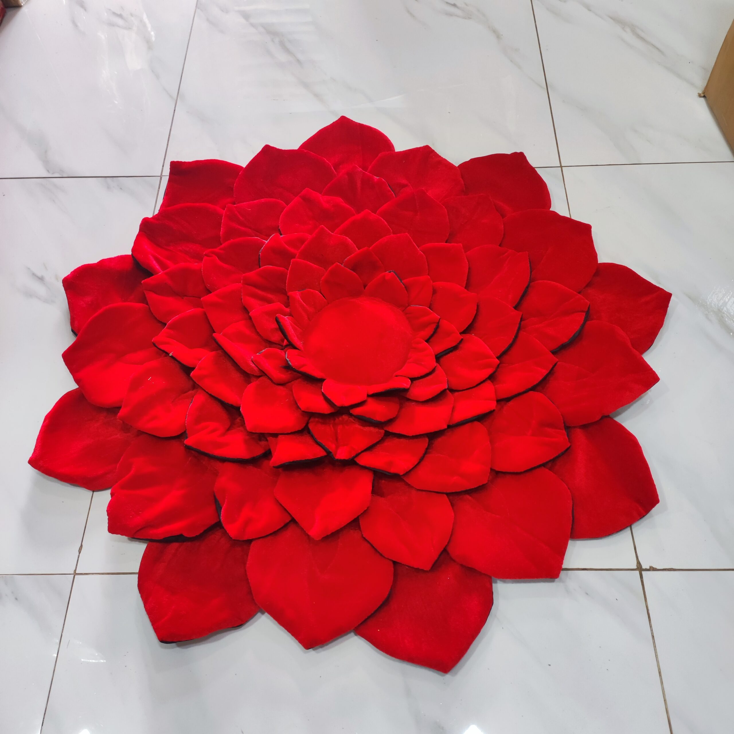 ကြာထိုင်ခင်း (အနီ)