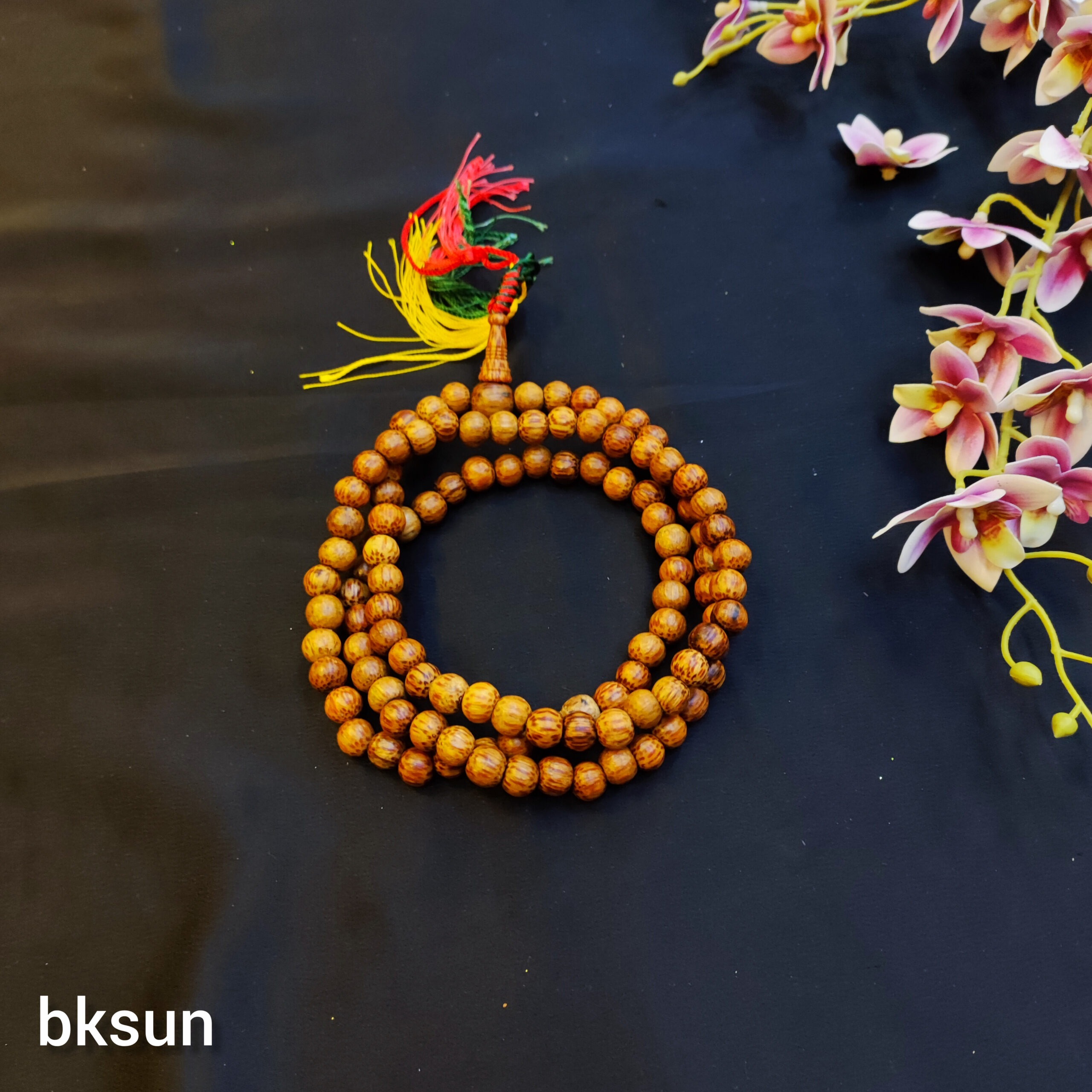 ဝါစိမ်းနီ စိပ်ပုတီး (တနဂ်နွေ)