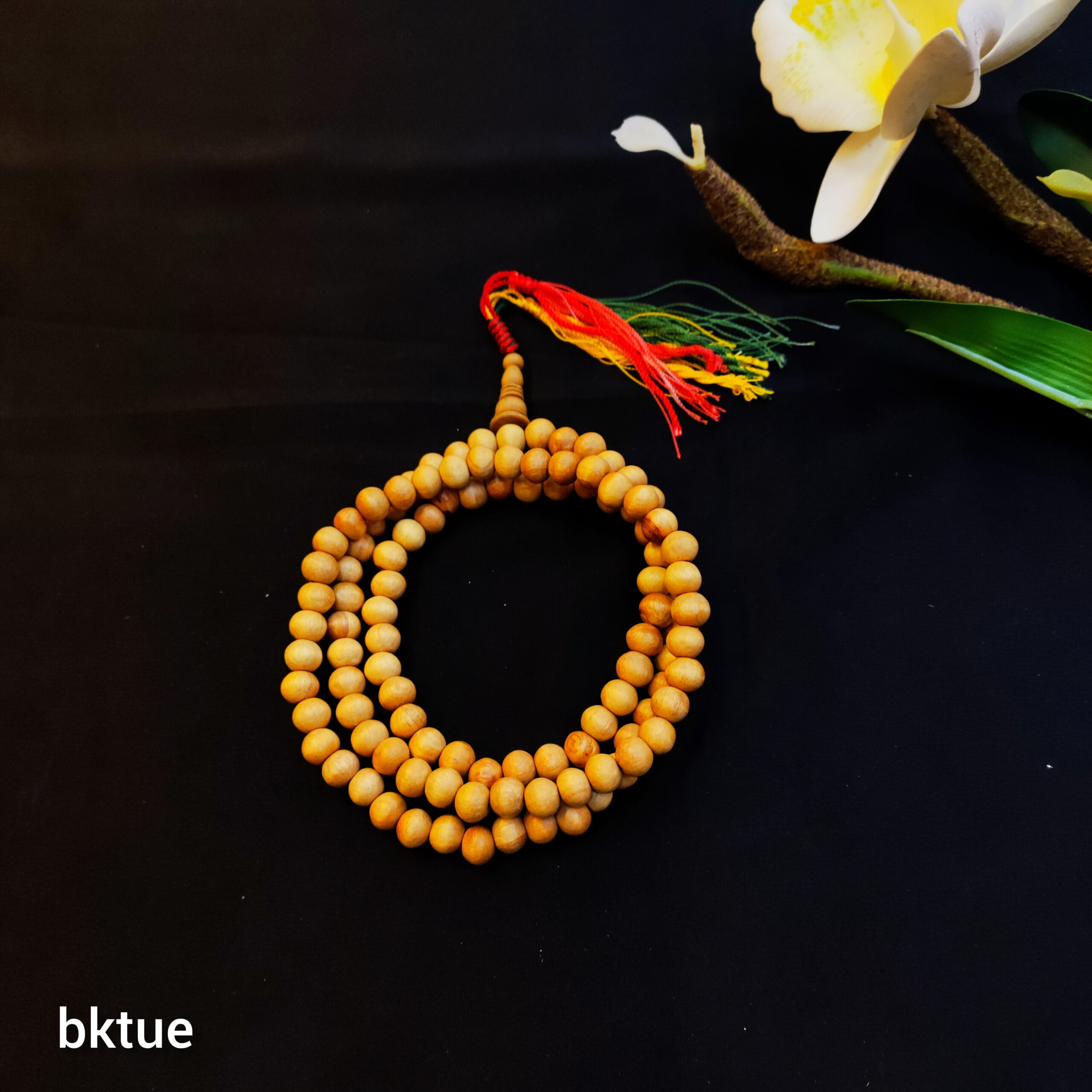 ဝါစိမ်းနီ စိပ်ပုတီး (အဂ်ါ)